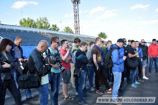 Фанаты "Ротора" на стадионе "Трактор " пообщались с игроками и руководством клуба