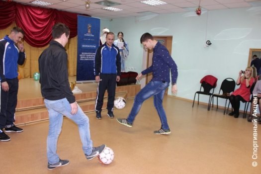 Футболисты волгоградского "Ротора" побывали в гостях у ребят из детского дома.