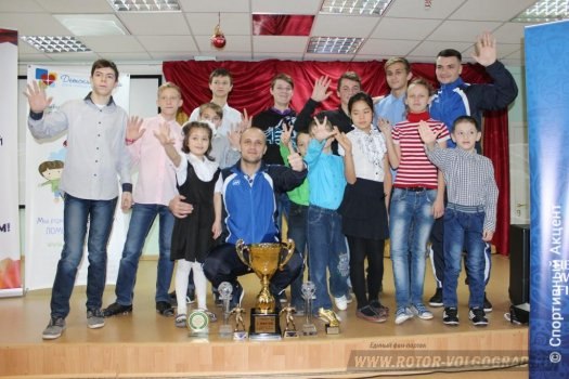 Футболисты волгоградского "Ротора" побывали в гостях у ребят из детского дома.