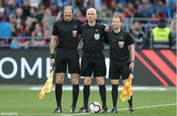 Как становятся судьями в футболе: полный путь от новичка до арбитра международного уровня