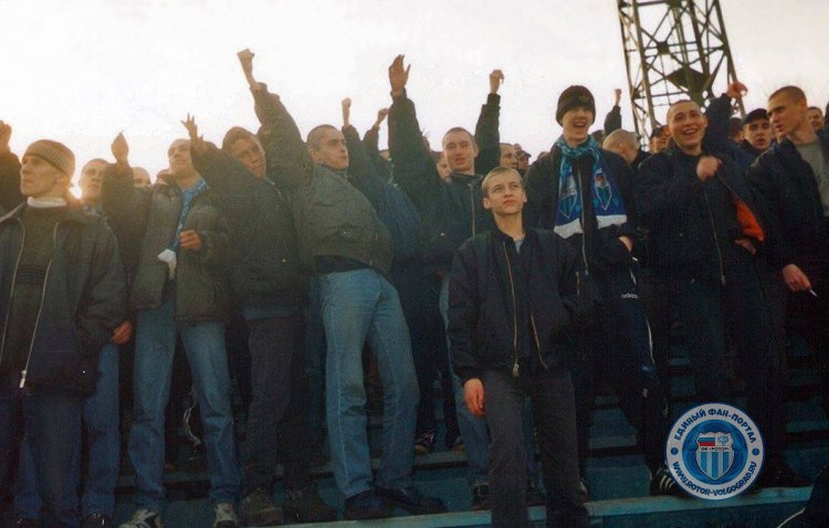 Болельщики волгограда. Фанаты 2003 год Ultras Action. Бой фанатов Волгоград 2005 год. Волгоградские фанаты в Чите на куьке Росси 2004.